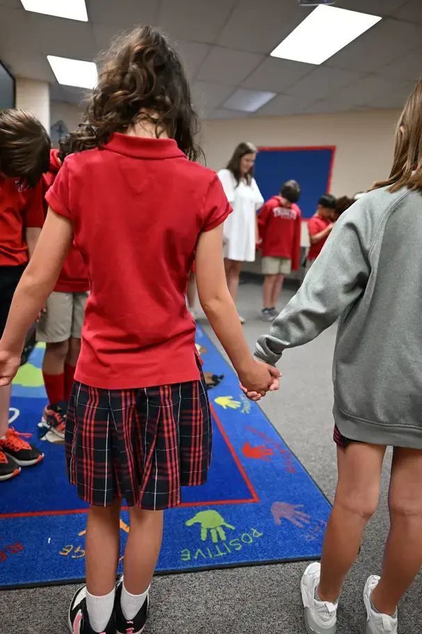 3rd Grade Kids Prayingon page image